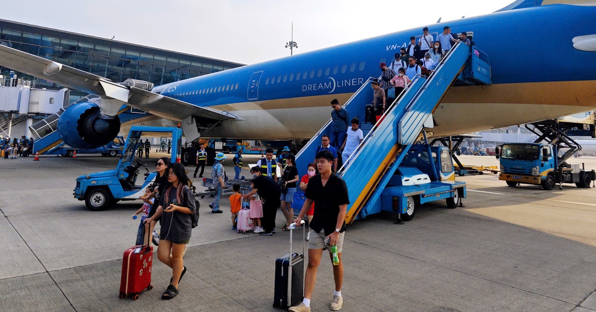 Hãng bay tính giảm tần suất vì chi phí leo thang