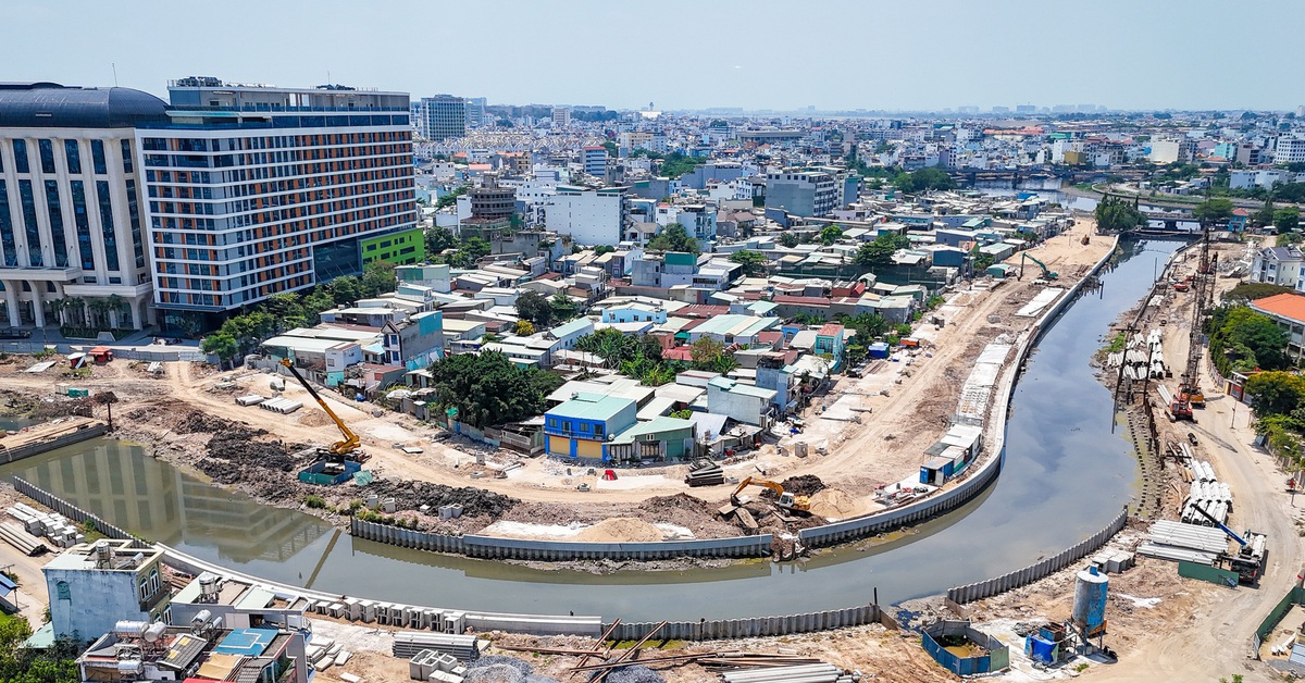 Dọc dự án rạch Xuyên Tâm: Nơi đang thi công nhộn nhịp, nơi um tùm cây cỏ