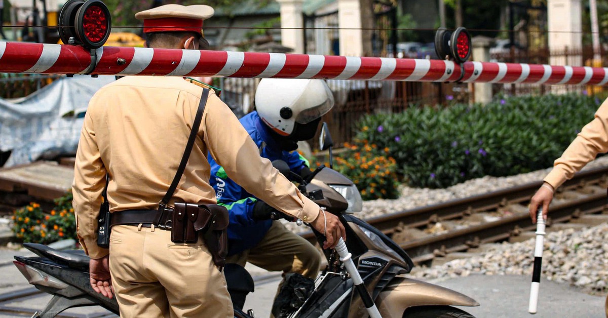 Phạt 193 tài xế vi phạm tại đường ngang đường sắt, có người mắc kẹt vì cố lách rào chắn