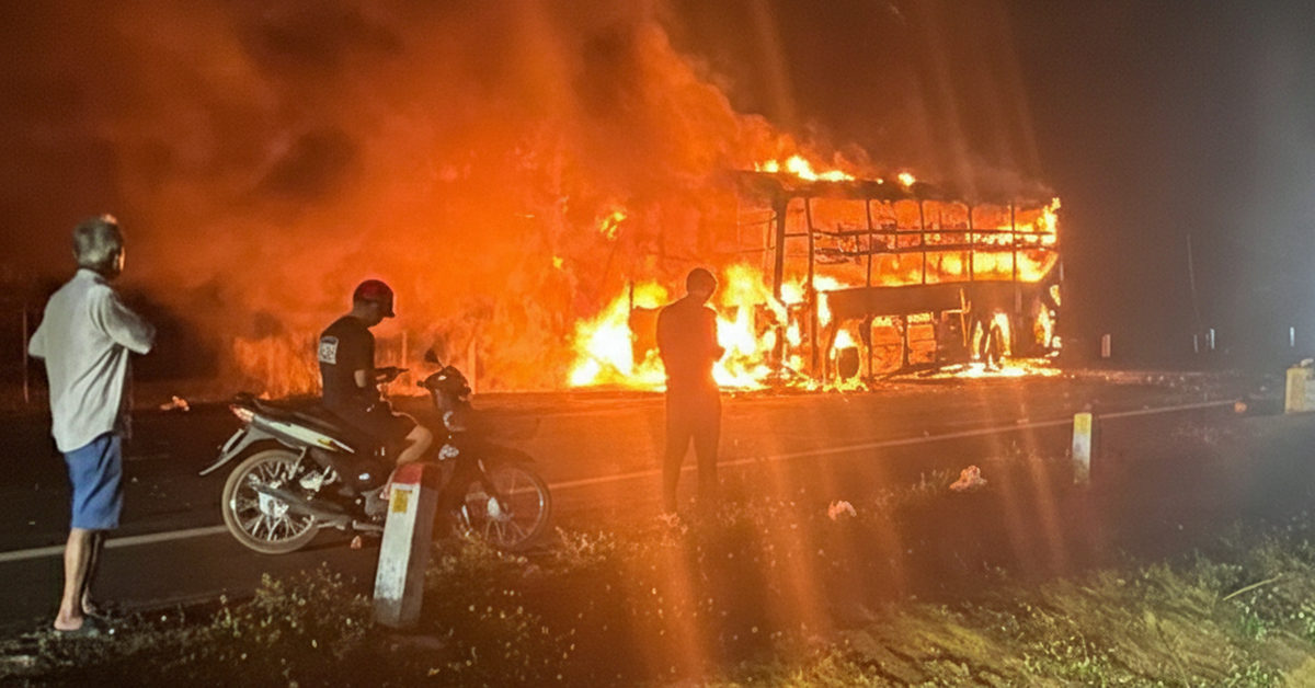 Nổ lốp, xe khách giường nằm cháy dữ dội giữa đường tránh Đông Đắk Lắk
