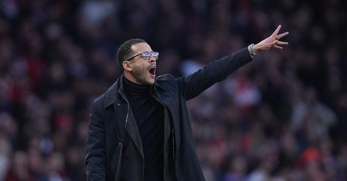 HLV Rosenior nói gì khi Chelsea phải nhận chiếc thẻ đỏ thứ 10?