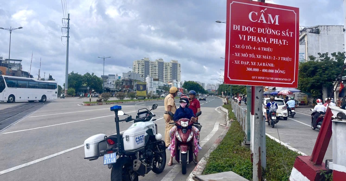 111 xe máy băng ngang đường sắt sai quy định trên đường Phạm Văn Đồng bị ghi hình 'phạt nguội'