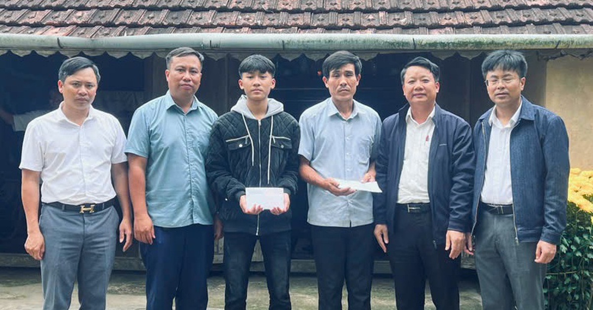 Hai cha con cứu 3 người trên sông Gianh được hỗ trợ hơn 500 triệu đồng để sửa nhà