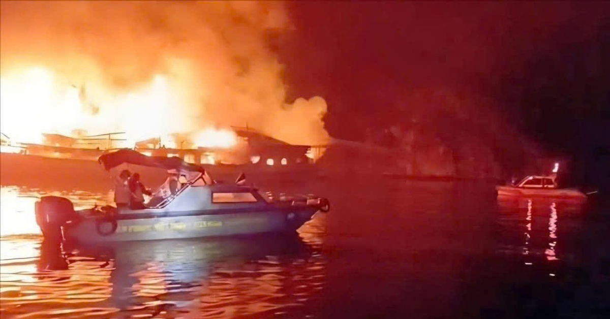 Phó thủ tướng chỉ đạo khắc phục sự cố cháy tàu du lịch trên vịnh Hạ Long