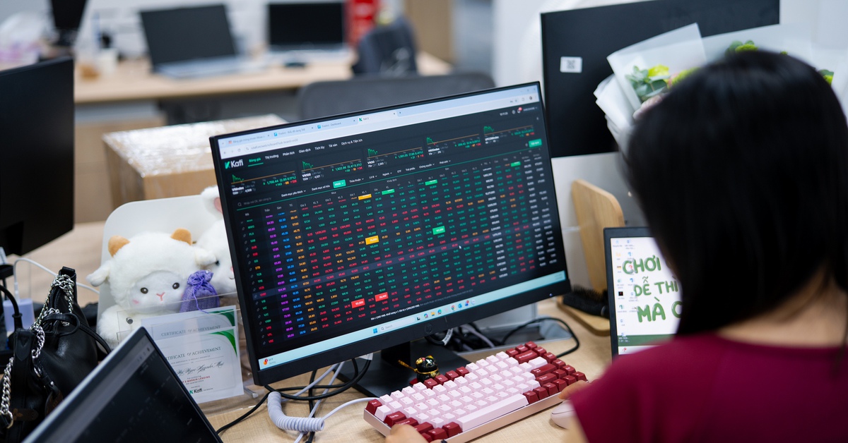 VN-Index ‘lượn sóng’ trong phiên giao dịch đầu tiên sau tin chiến sự Iran