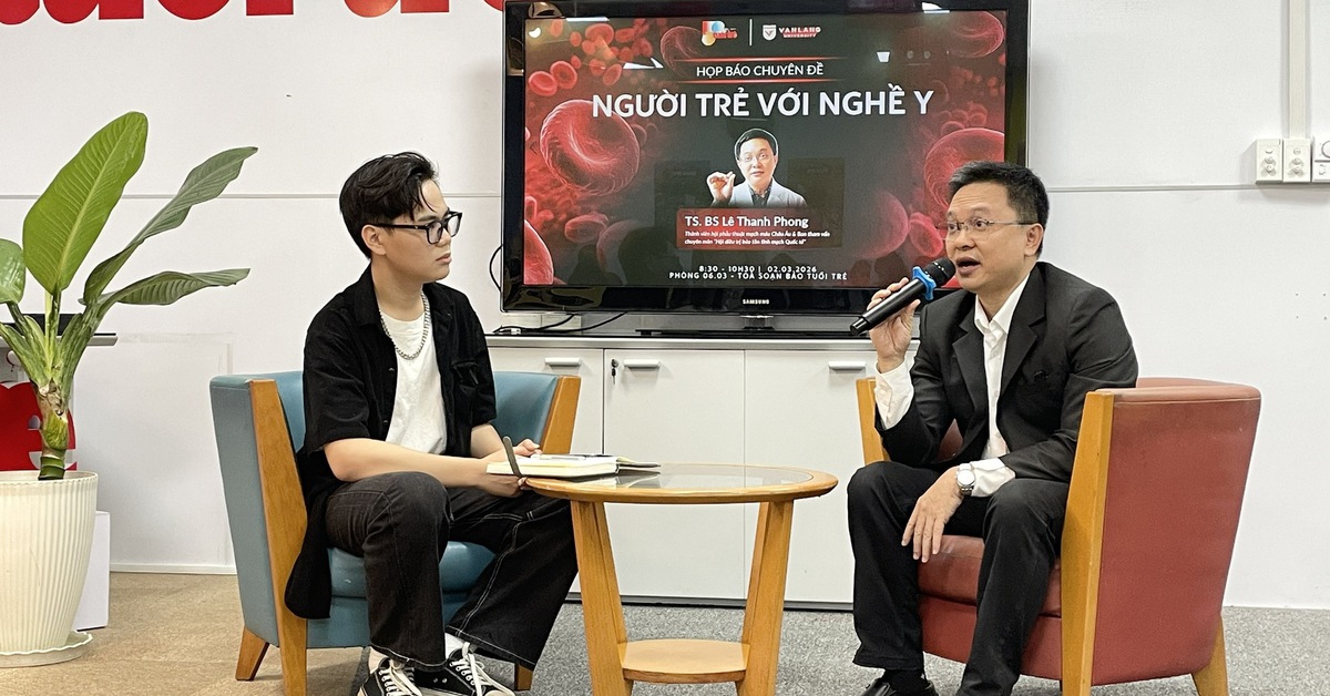 Học tại báo Tuổi Trẻ, sinh viên Văn Lang 'chạm nghề' qua buổi phỏng vấn bác sĩ Lê Thanh Phong