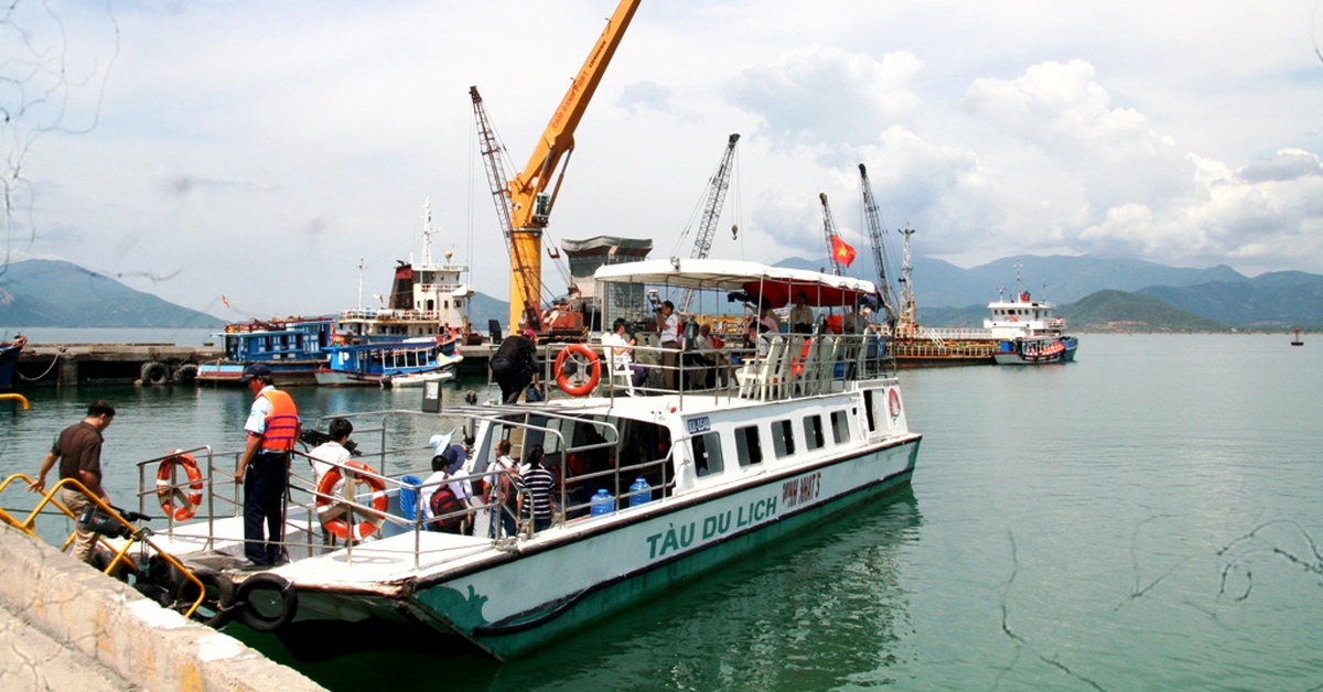 Cho lấn biển vịnh Cam Ranh xây kho xăng dầu và nhiên liệu bay