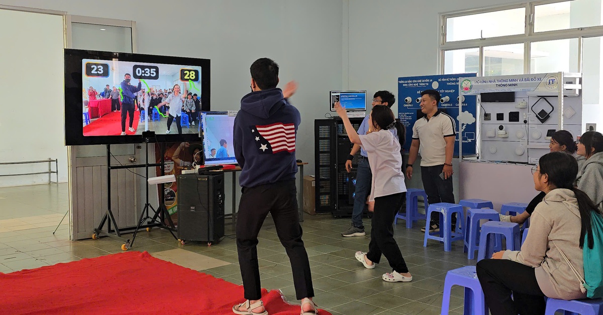 Vào xưởng điều khiển máy móc, robot, học sinh lớp 9 'làm nghề thử'