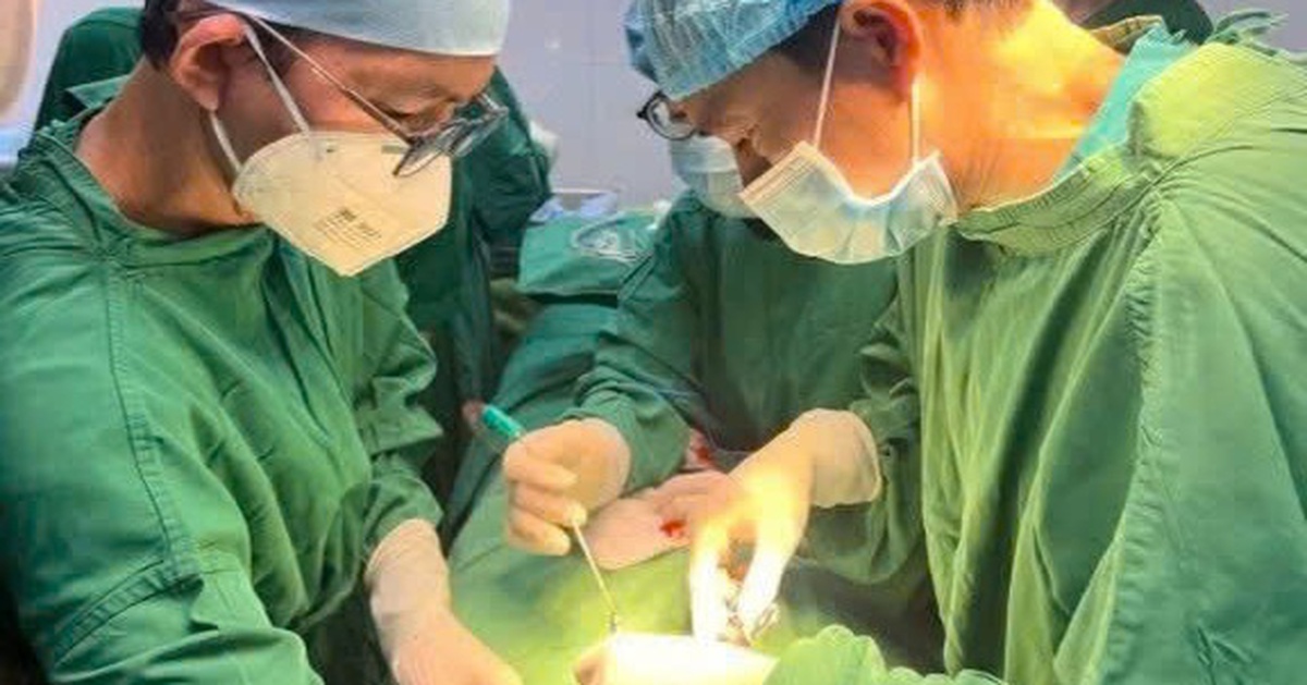 Nam thanh niên bị mảnh kim loại bắn vào tinh hoàn khi mài cơ khí