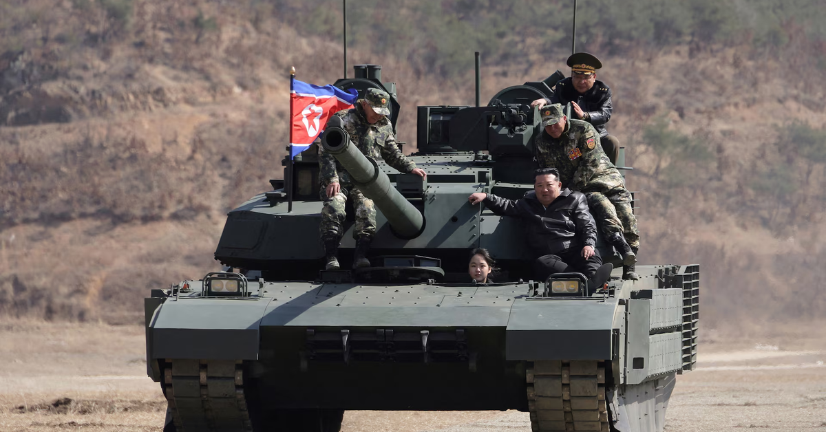 Ông Kim Jong Un và con gái ngồi xe tăng 'không có đối thủ trên thế giới'