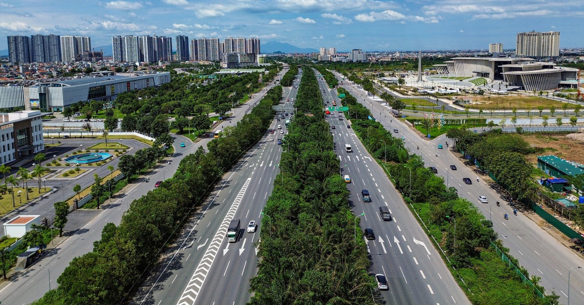 Rào chắn một đoạn của đại lộ Thăng Long, cho phép xe đi vào làn khẩn cấp