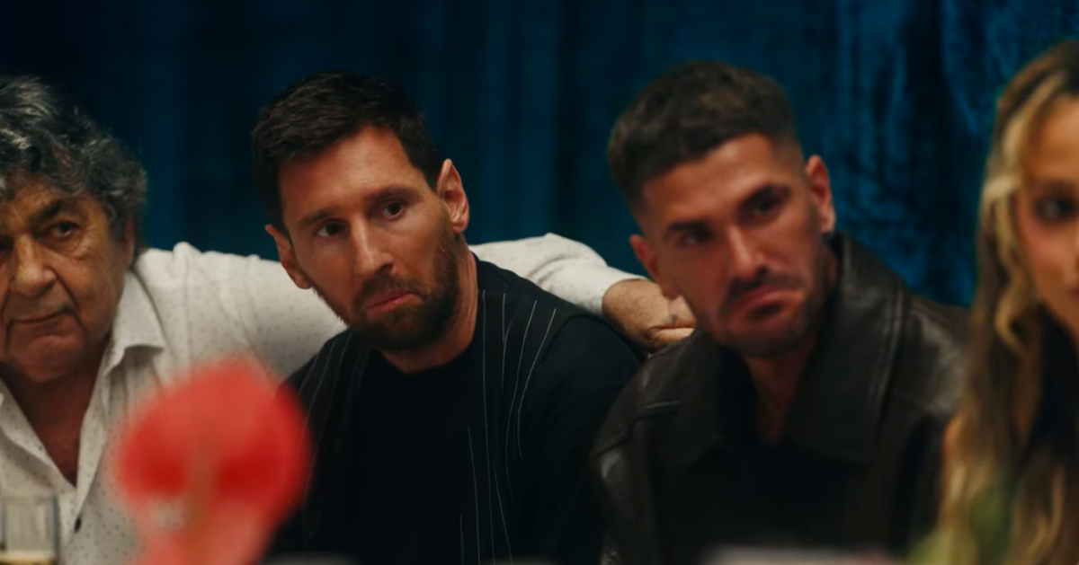 Cổ động viên phấn khích khi 'idol' Messi xuất hiện xuyên suốt MV của ca sĩ Tini Stoessel