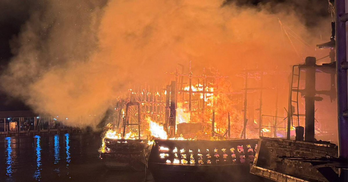 Đội tàu đánh cá quy mô lớn của Thái Lan bị lửa thiêu rụi