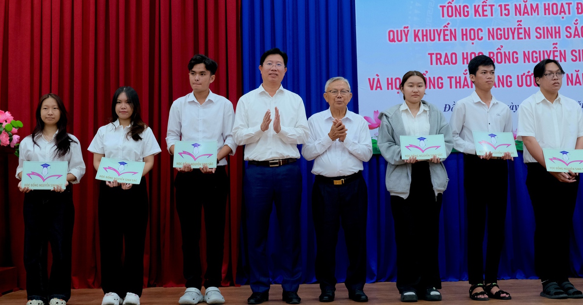15 năm Quỹ khuyến học Nguyễn Sinh Sắc đã trao hơn 45.000 suất học bổng