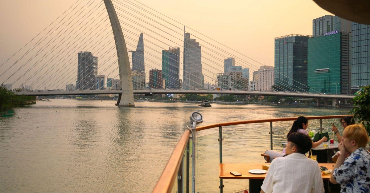 Tour ngắm hoàng hôn trên sông Sài Gòn