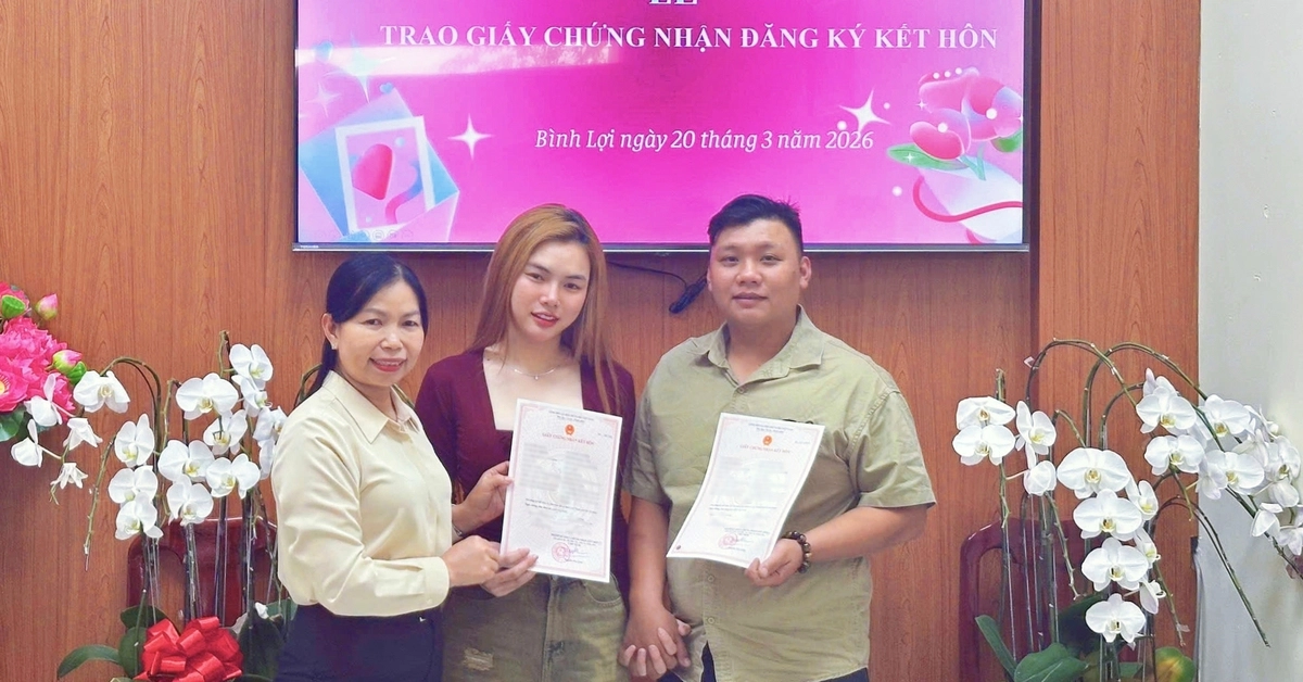 Xã Bình Lợi trao giấy chứng nhận kết hôn cho cặp đôi Việt - Mỹ nhân Ngày Quốc tế hạnh phúc