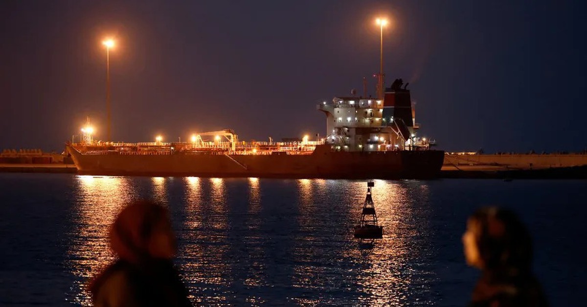 Mỹ tạm dỡ bỏ lệnh trừng phạt đối với dầu mỏ Iran trên biển