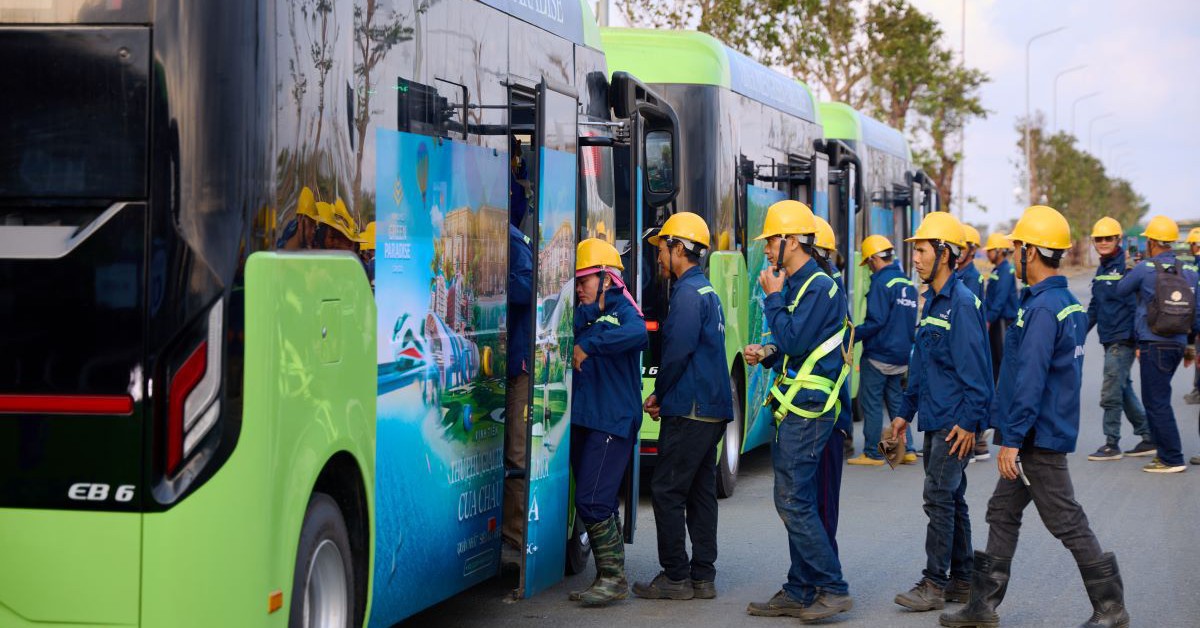 Công nhân VinCons đi làm bằng xe buýt điện tại công trường Cần Giờ