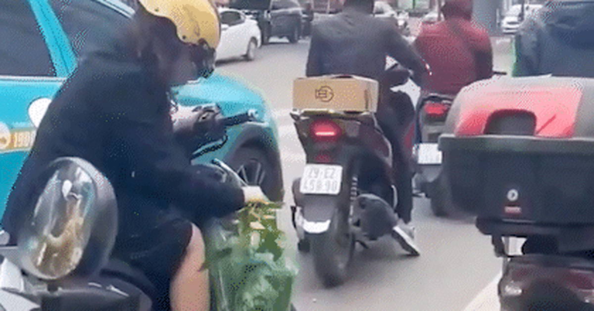 Dừng chờ đèn đỏ bạn nhìn đèn, xem điện thoại, lặt rau hay nhìn đôi chân người khác?