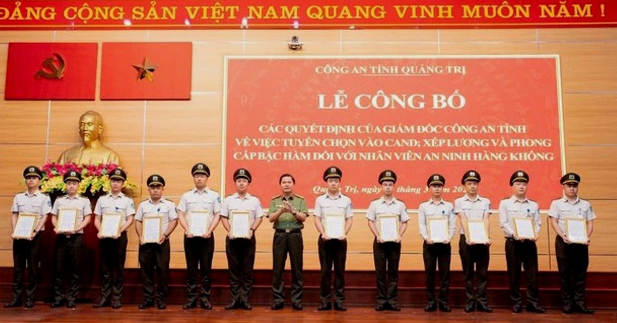 Quảng Trị tuyển 29 nhân viên an ninh hàng không vào Công an, được phong cấp bậc hàm