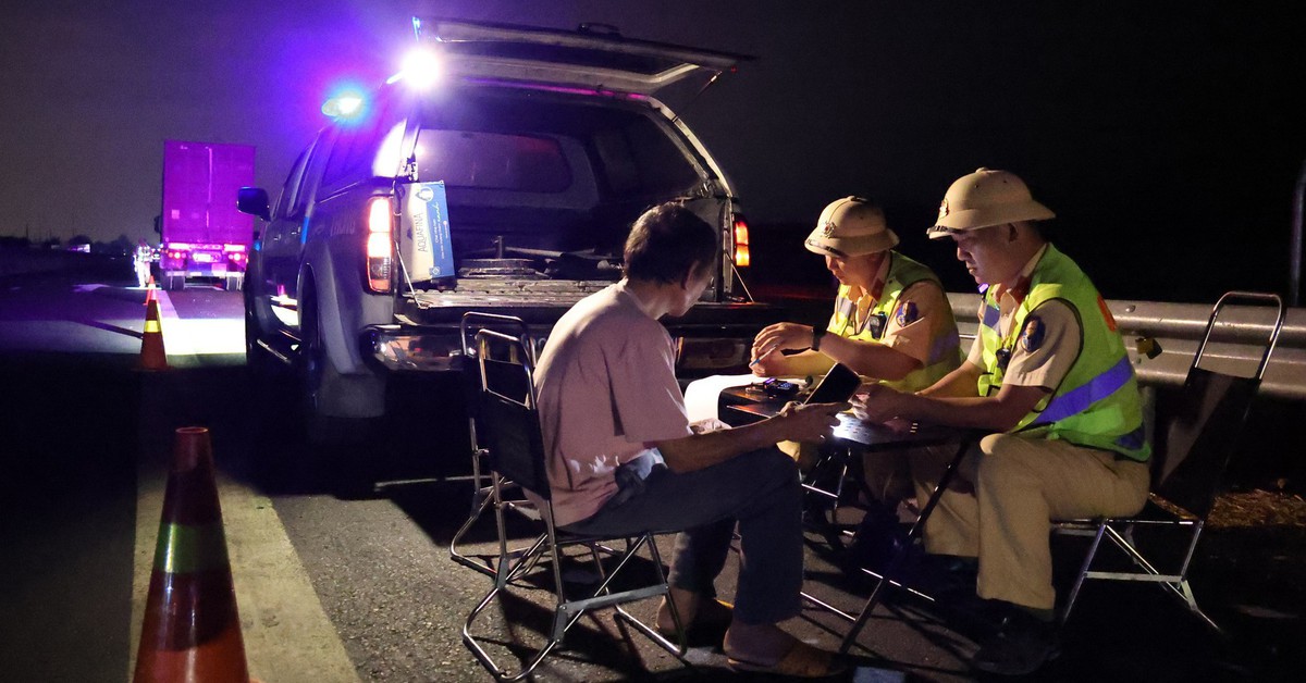 Đêm trắng của cảnh sát trên cao tốc 460km: Ngăn tài xế dừng sai, ngủ trên làn khẩn cấp