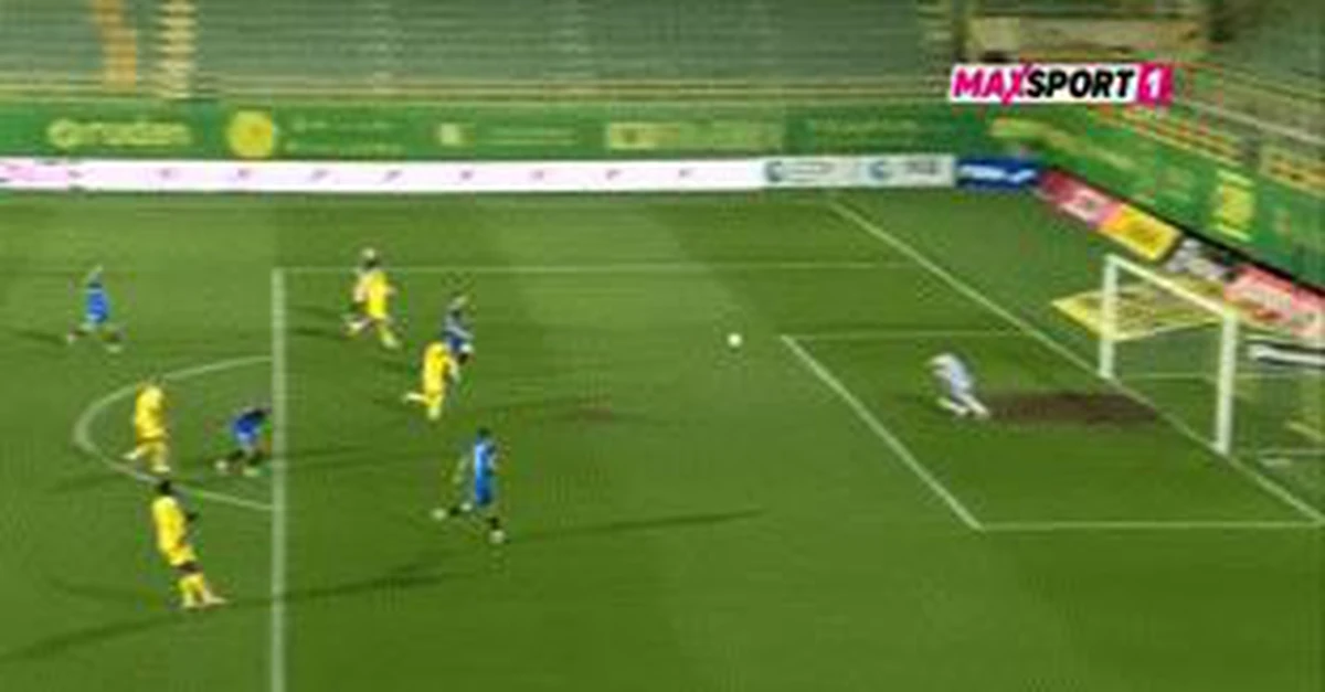 Xem bàn thắng kỳ lạ nhờ... 'ổ gà' trên sân