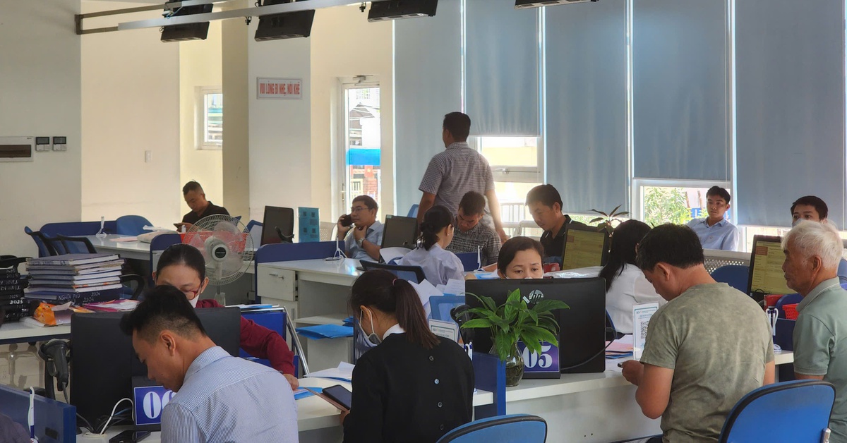 Tin tức sáng 22-3: Đề xuất chế độ, chính sách với công chức tự nguyện xin thôi việc/bị cho thôi việc