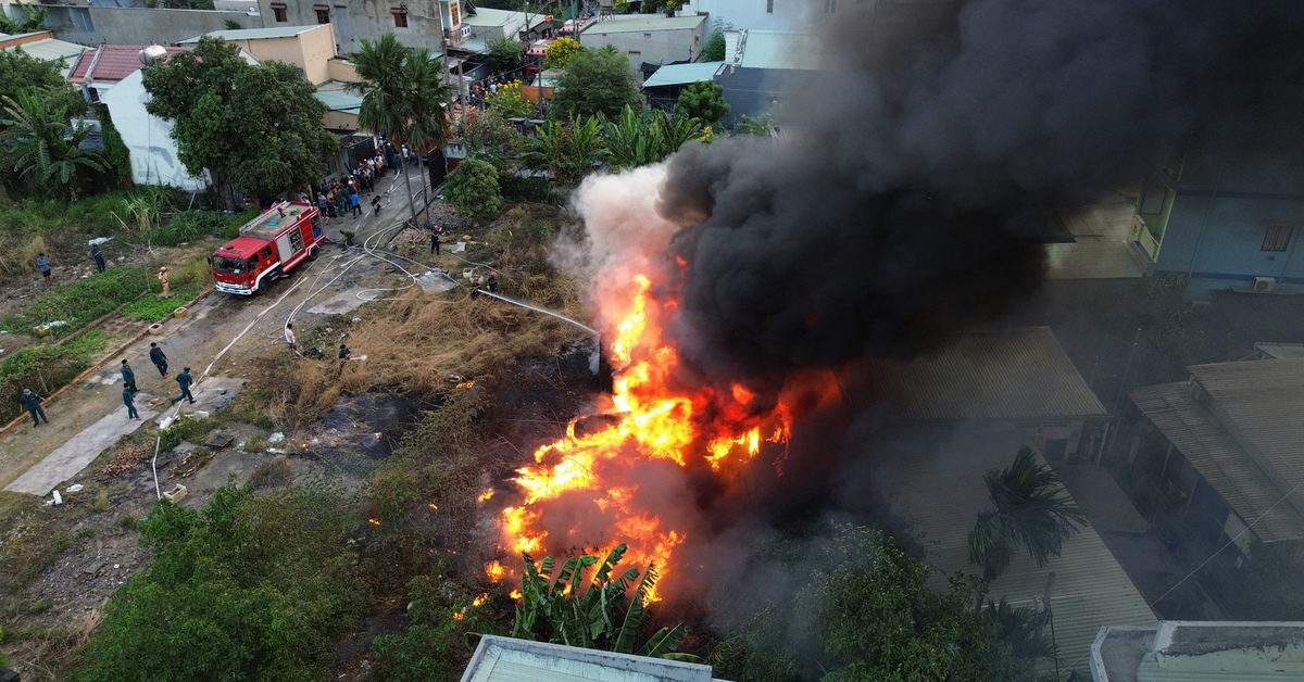 Cháy lớn khu đất trống ở phường Linh Xuân, ngọn lửa uy hiếp khu dân cư