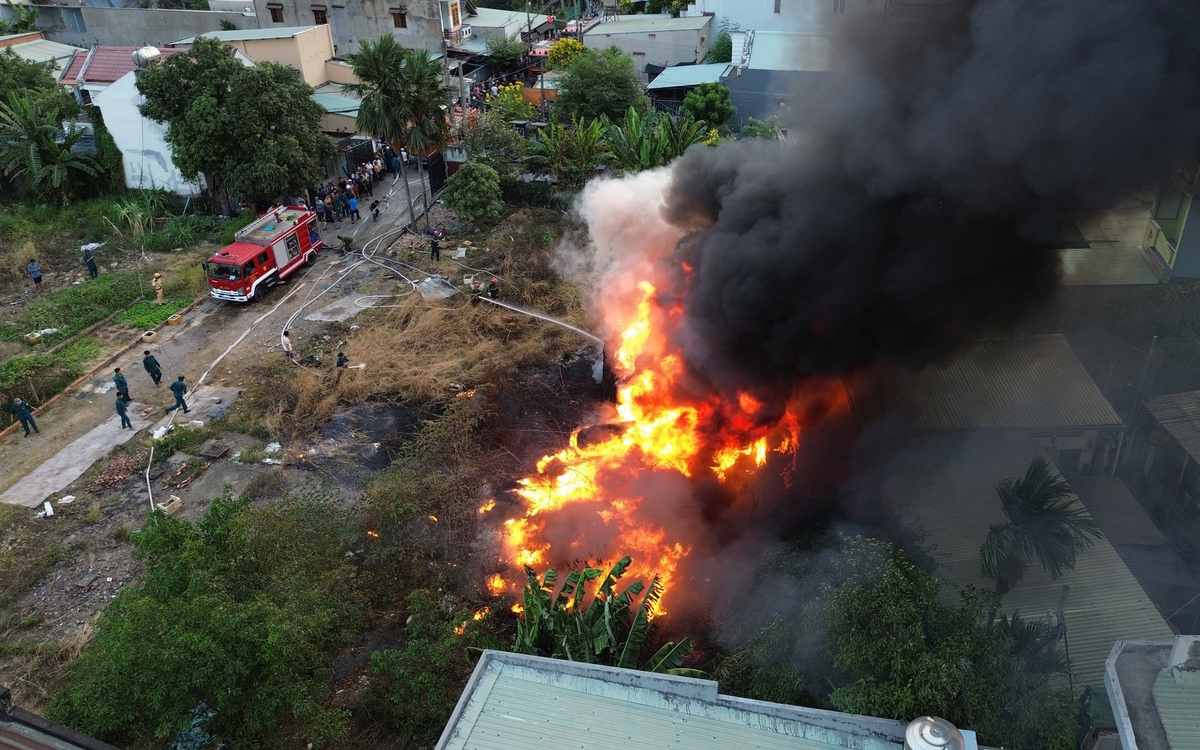 Cháy lớn khu đất trống ở phường Linh Xuân, ngọn lửa uy hiếp khu dân cư
