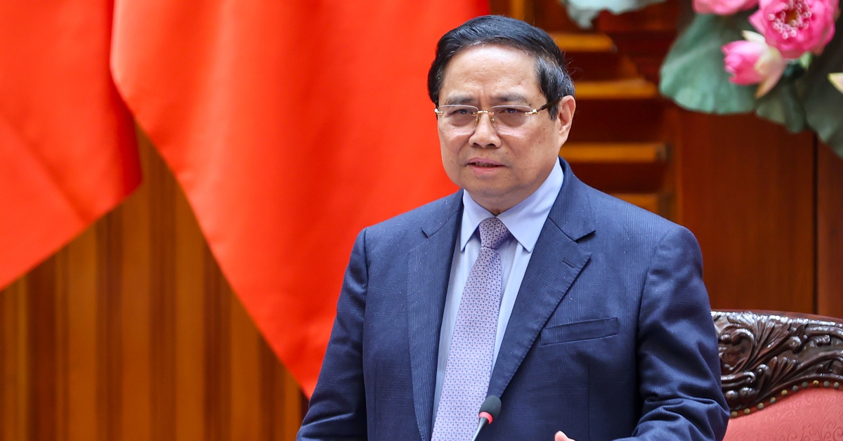 Thủ tướng: Thực hiện nghiêm chỉ đạo của Bộ Chính trị về đảm bảo nguồn cung xăng dầu, giá ổn định