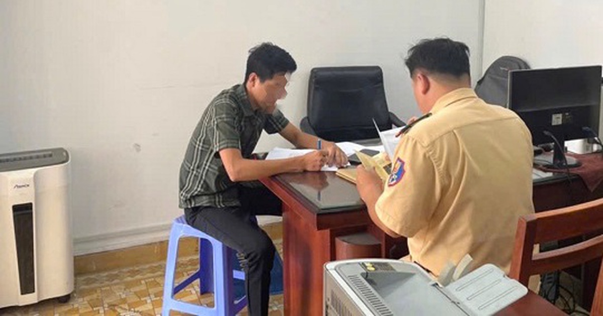 Tài xế ô tô mở cửa bất cẩn gây tai nạn, bị phạt 5 triệu sau clip lan truyền mạng