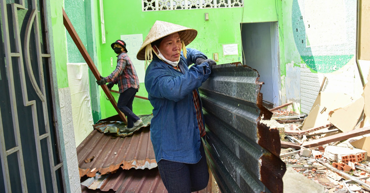 Người dân gấp rút dọn, giao mặt bằng rạch Xuyên Tâm