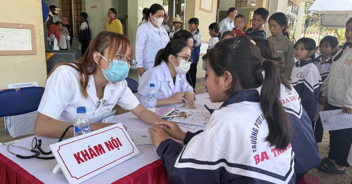 Tháng thanh niên, thầy thuốc trẻ mang y tế chuyên sâu đến với người dân xã Đặng Thùy Trâm