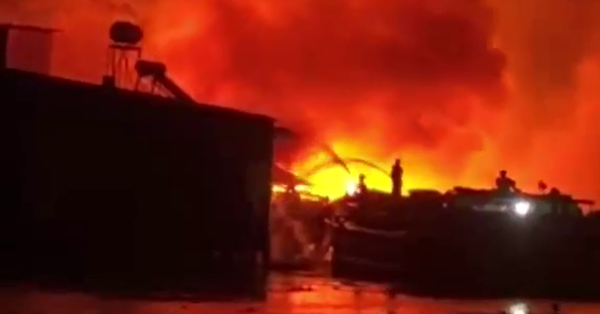 Cháy nhà kho giấy phế liệu, 2 căn nhà bị cháy sém trong đêm