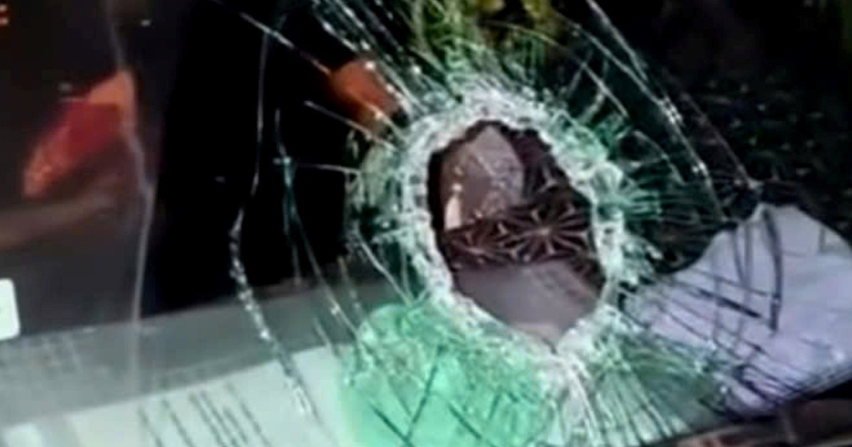 Hàng loạt xe tải bị đá bay vào làm vỡ kính chắn gió trên cao tốc trong đêm