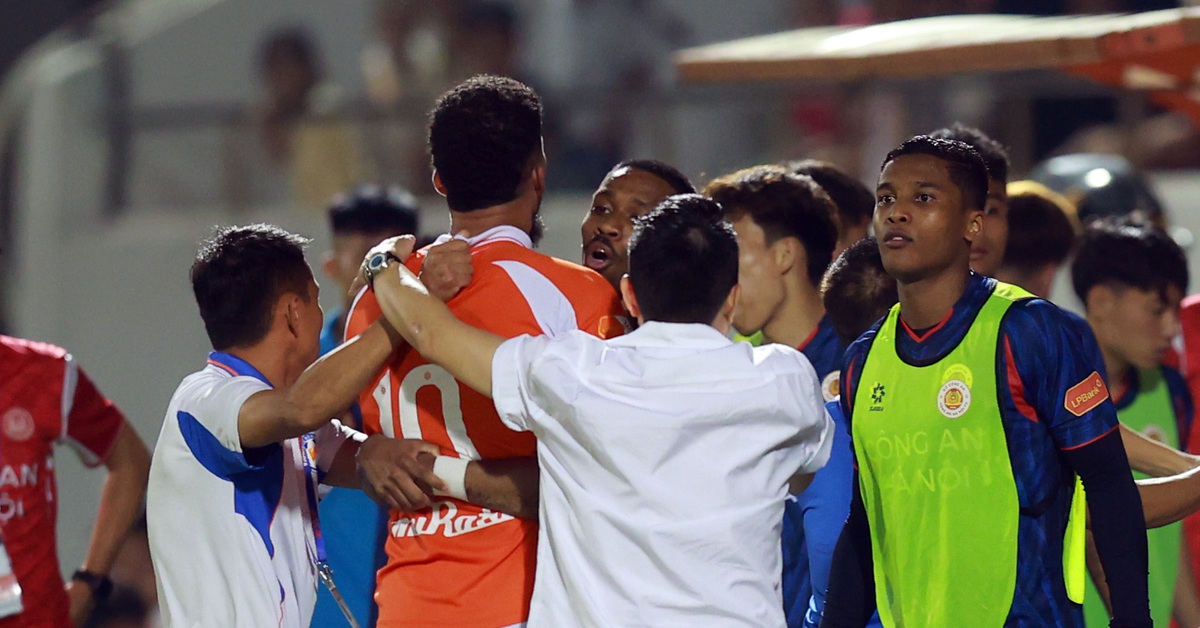 HLV Công An Hà Nội và SHB Đà Nẵng nói gì sau tình huống căng thẳng ngoài sân?