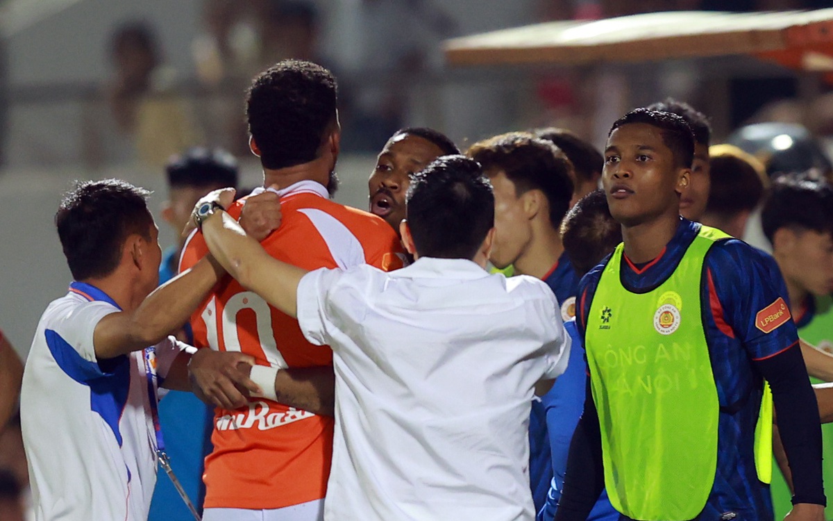 HLV Công an Hà Nội và SHB Đà Nẵng nói gì sau tình huống căng thẳng ngoài sân?