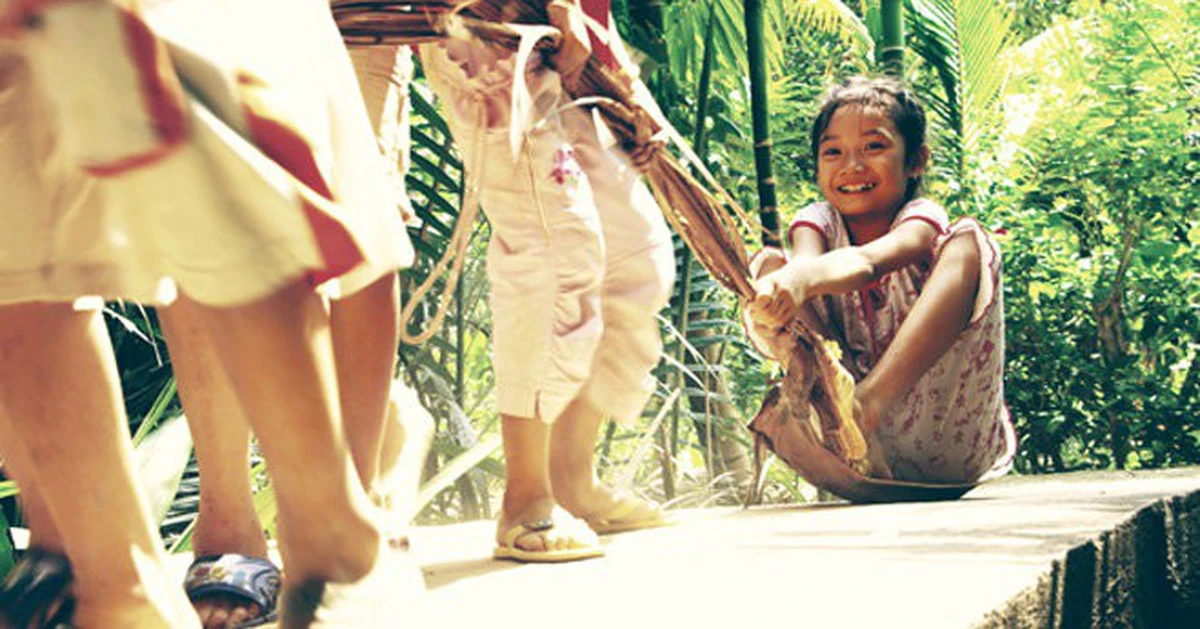 Cây cau như dáng bà, dáng mẹ lặng thầm mong ngóng những đứa con xa
