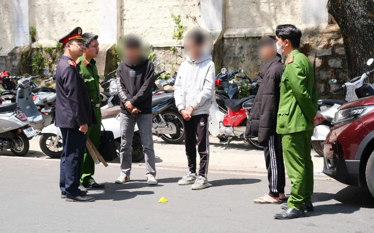 Khởi tố nhóm học sinh chém nam sinh lớp 8 trước cổng trường ở Đà Lạt