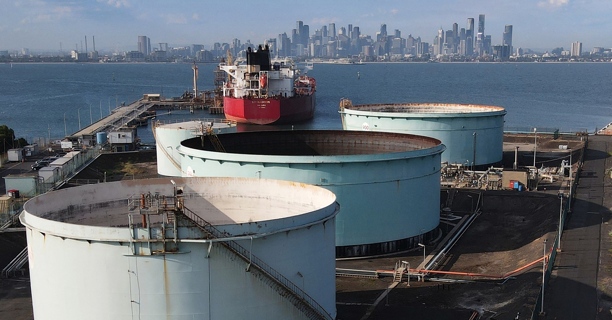 Giá dầu giảm hơn 9% sau tuyên bố hoãn tấn công Iran của ông Trump