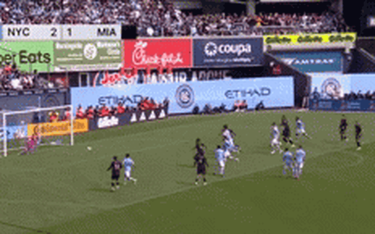 Messi vượt qua 'vua bóng đá' Pele, nhờ bàn thắng từ quả đá phạt trực tiếp