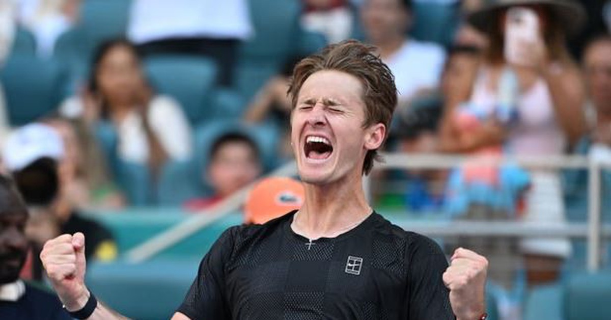 Với 12 cú giao bóng ăn điểm trực tiếp, tay vợt người Mỹ gây sốc khi hạ số 1 thế giới