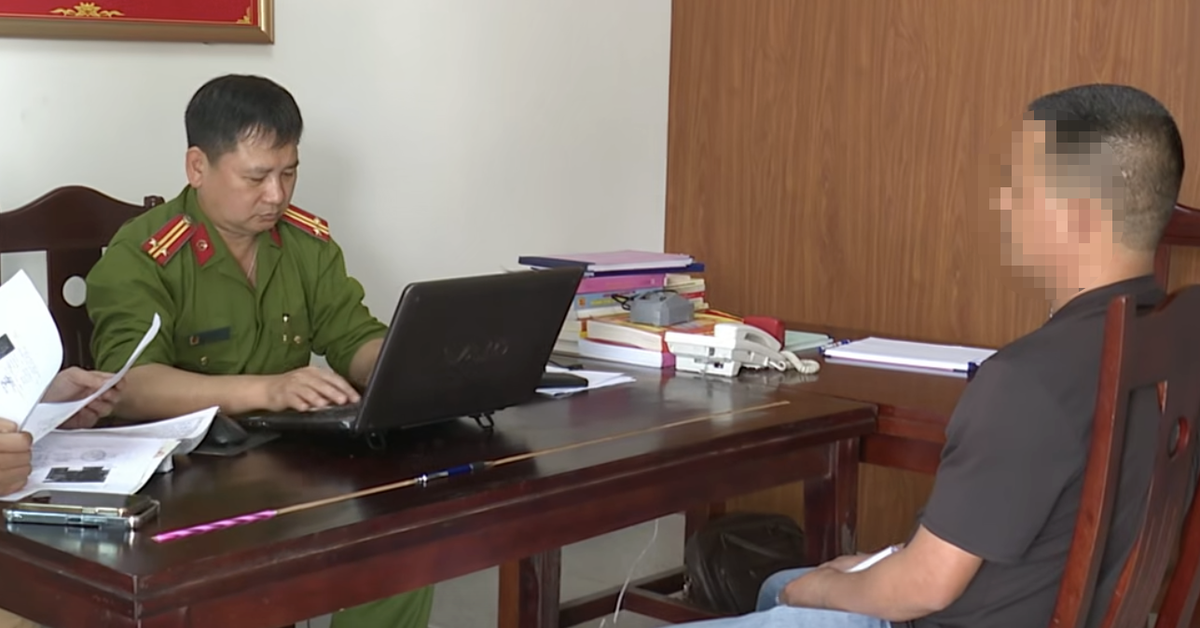 Phạt người đỗ ô tô chiếm đường, nhờ đánh xe đi nhưng ngồi bấm điện thoại