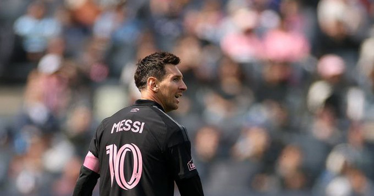 Messi vượt qua 'vua bóng đá' Pele, nhờ bàn thắng từ quả đá phạt trực tiếp