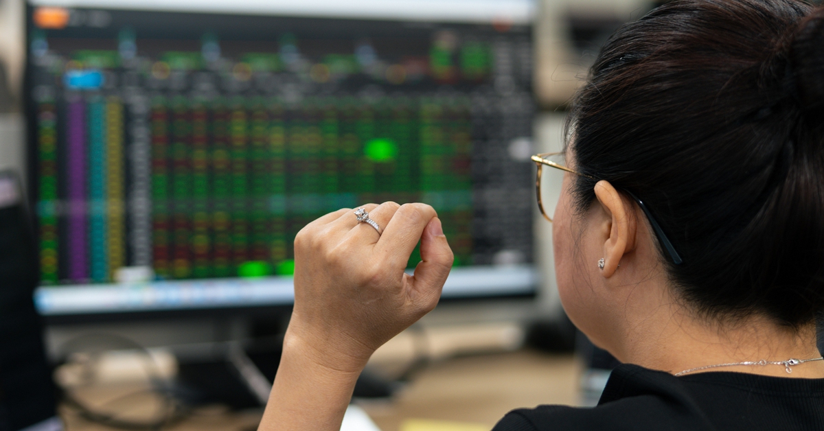 Lãi suất tăng cao, dòng tiền có còn chọn cổ phiếu ngân hàng?