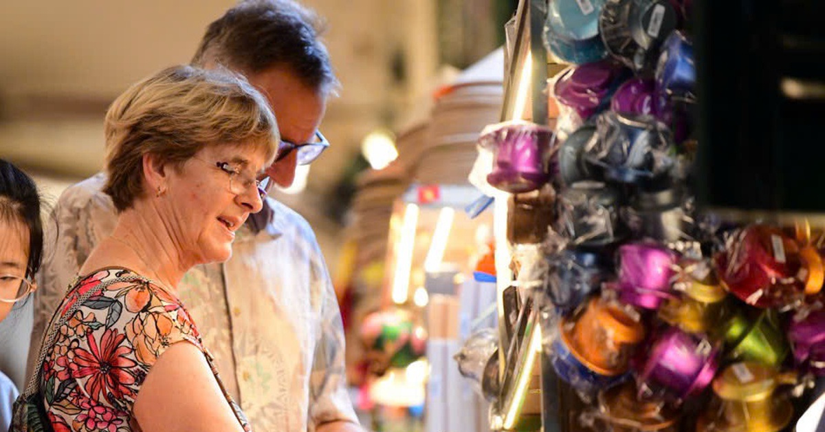 Kinh tế đêm TP.HCM phải thoát bóng "ăn nhậu vỉa hè"