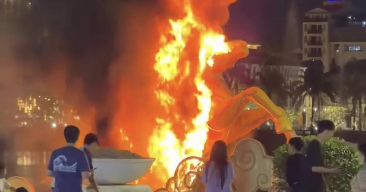 Linh vật ngựa bên bờ sông Hương bị cháy