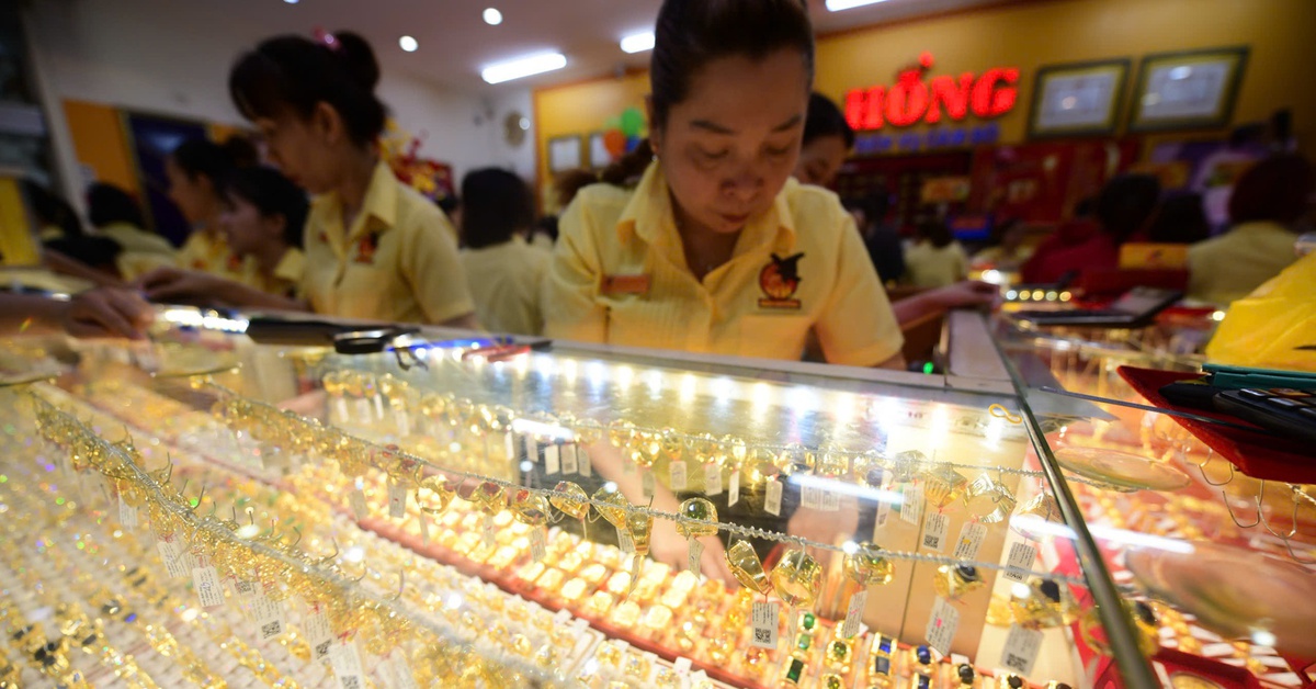 Giá vàng thế giới giảm mạnh nhưng SJC vẫn cao hơn 30 triệu đồng/lượng