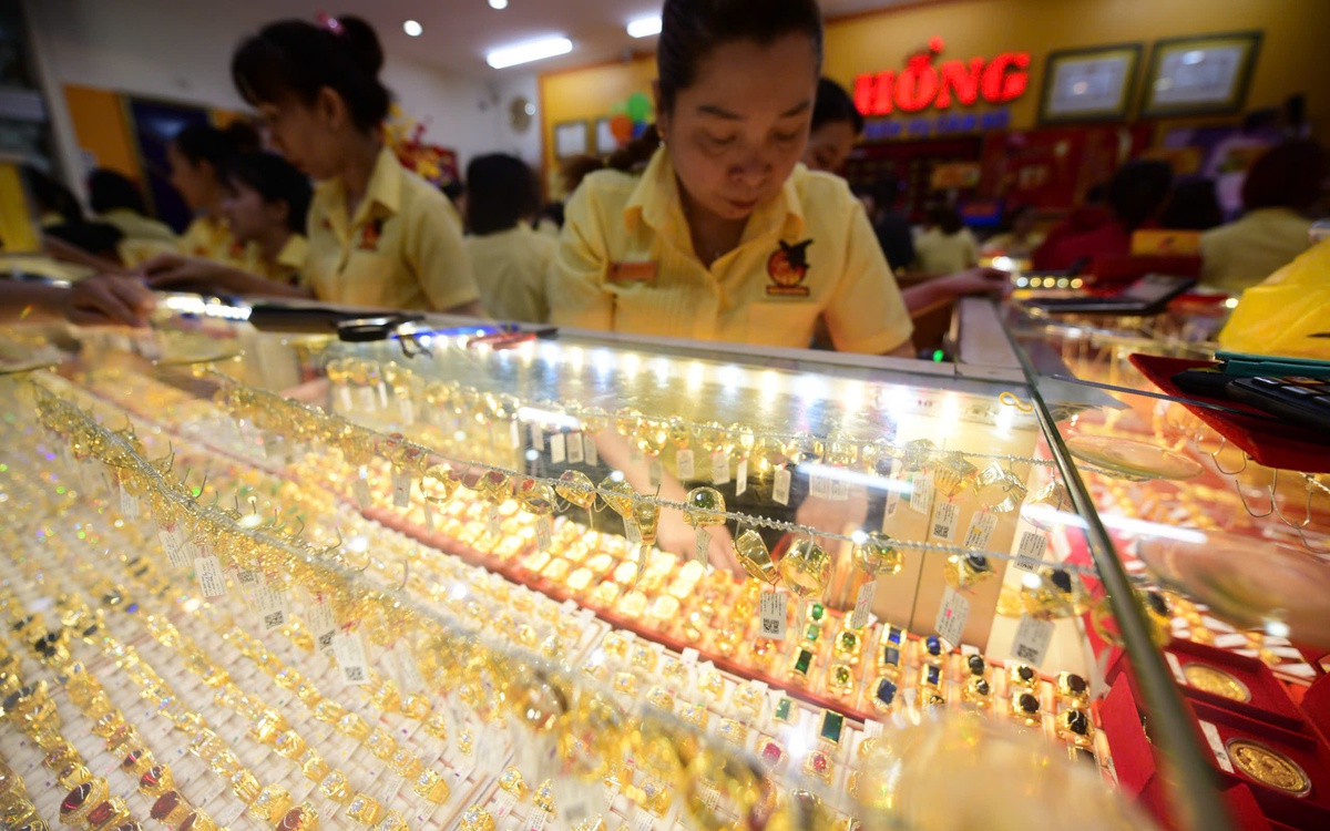 Giá vàng thế giới giảm mạnh nhưng SJC vẫn cao hơn 30 triệu đồng/lượng