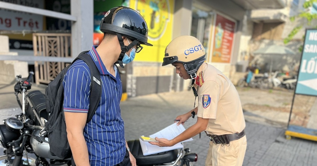 15 phút, Cảnh sát giao thông Hàng Xanh ghi nhận hơn 100 xe máy chạy trên vỉa hè đường Quang Trung